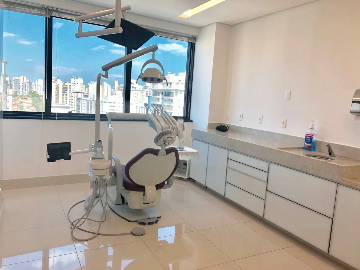 Consultório odontológico moderno da Clínica Racy com vista panorâmica