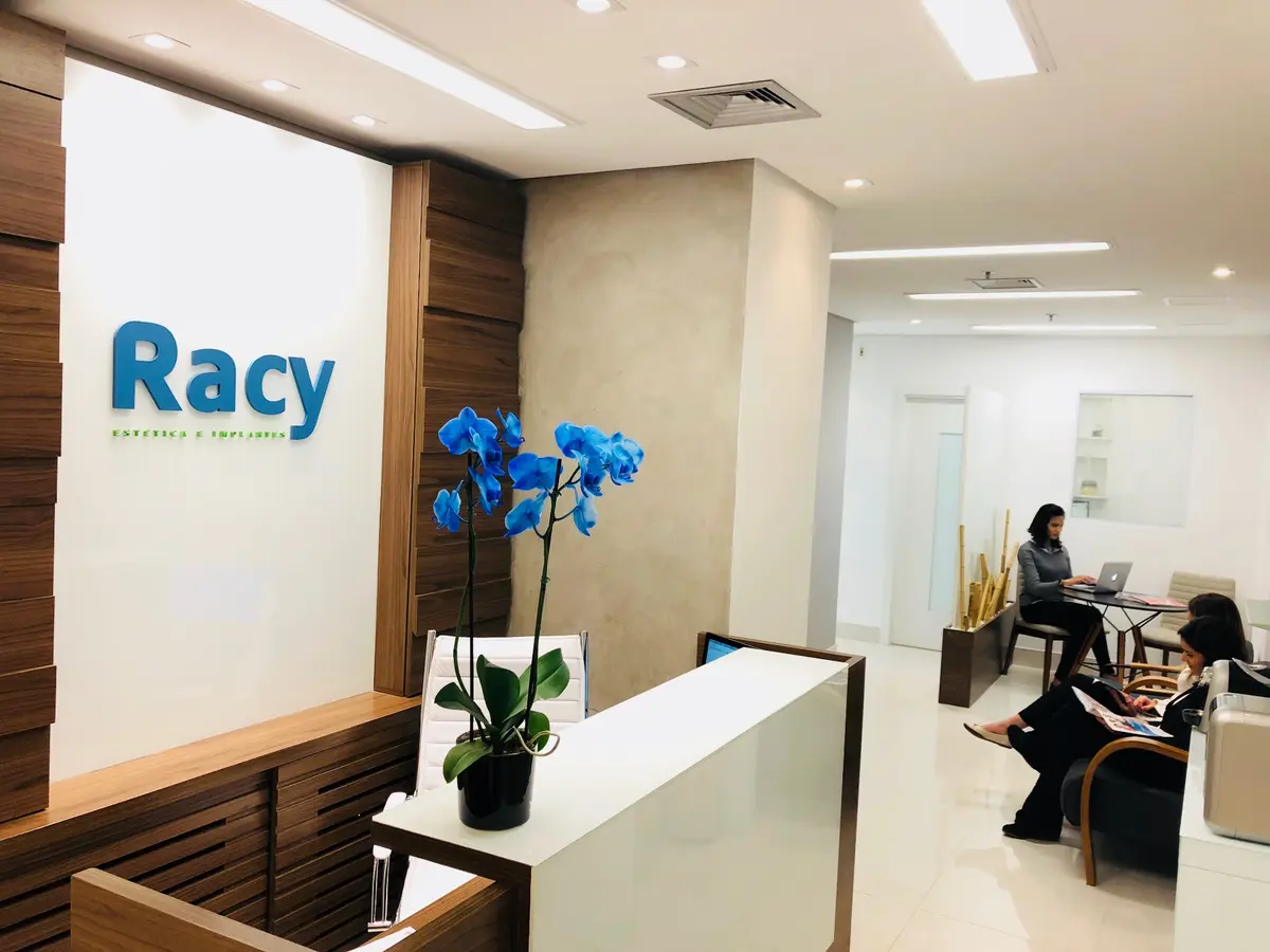 Sala de espera com conforto da Clínica Racy em São Paulo