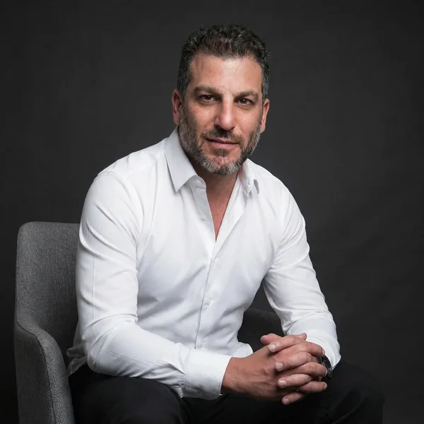 Retrato do Dr. Caio Fabio Racy, especialista em Lentes de Contato Dental e Reabilitação Oral
